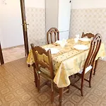 700 M From The Sea With Private Garage דירה